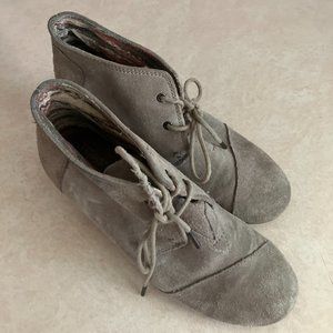 *** Toms Desert Wedge Suede Women’s Shoes in Taupe size 8.5 (MER)